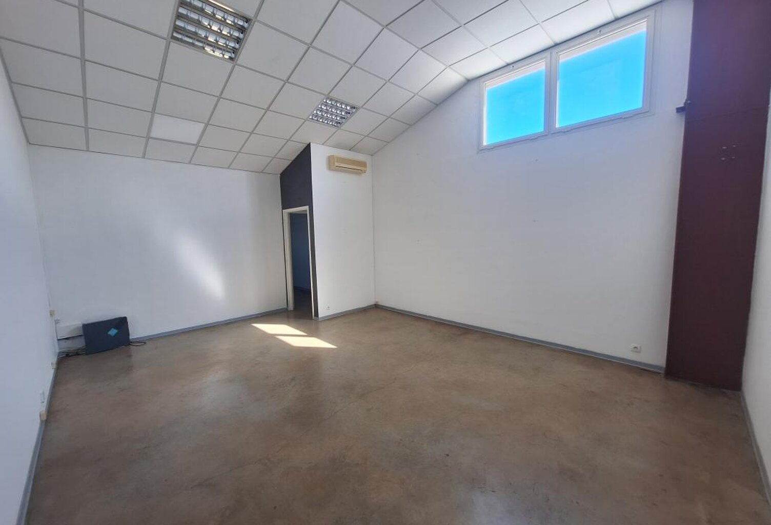 Baisse de loyer : LOCAL/BUREAUX | ASCENSEUR | ZI3 — photo 1