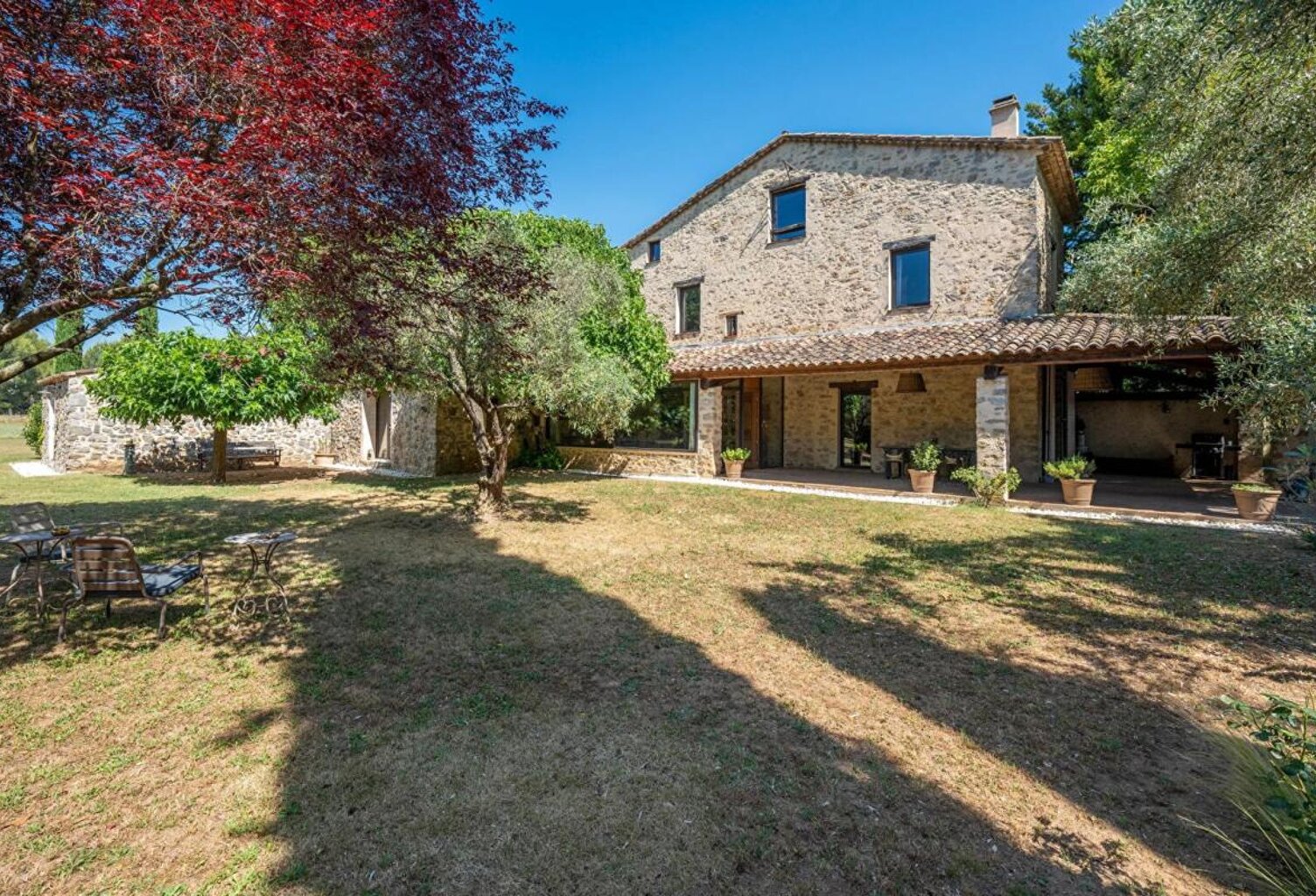 Propriété provençale rénovée avec dépendances 300 m² habitables sur 1,7 hectare — photo 1