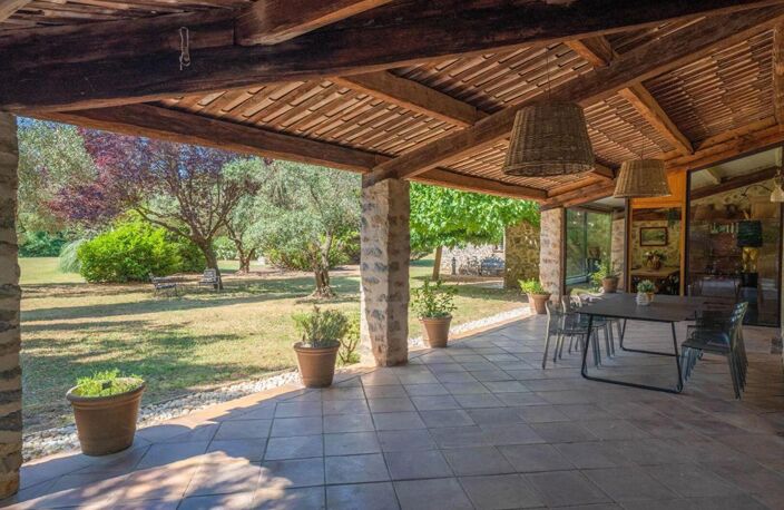 Propriété provençale rénovée avec dépendances 300 m² habitables sur 1,7 hectare — photo 5