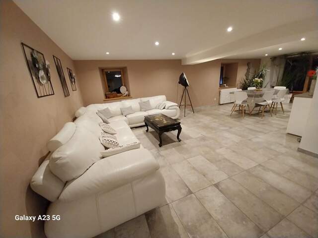 À Vendre Maison Divisible en 3 Logements — photo du bien