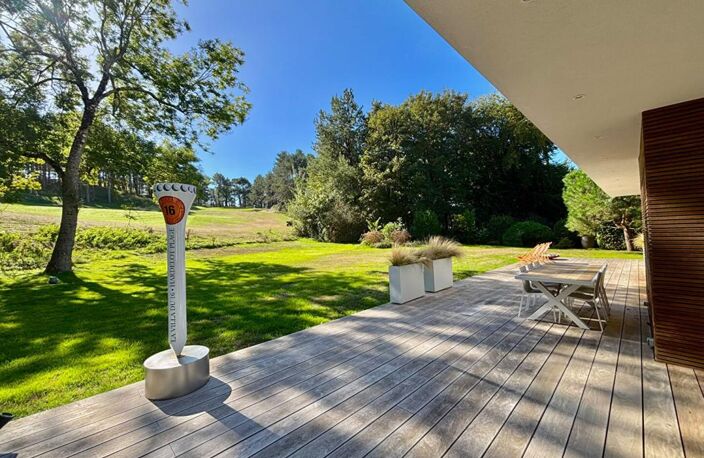 VILLA D'ARCHITECTE D'EXCEPTION UN CADRE DE VIE PRIVILÉGIÉ AU COEUR DU GOLF — photo 4