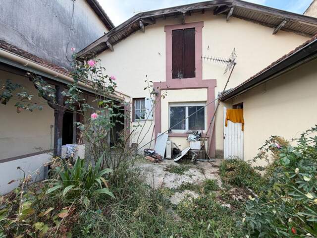 Maison de ville à rénover de 120 m² ? 3 chambres, Garage et extérieur ? — photo du bien
