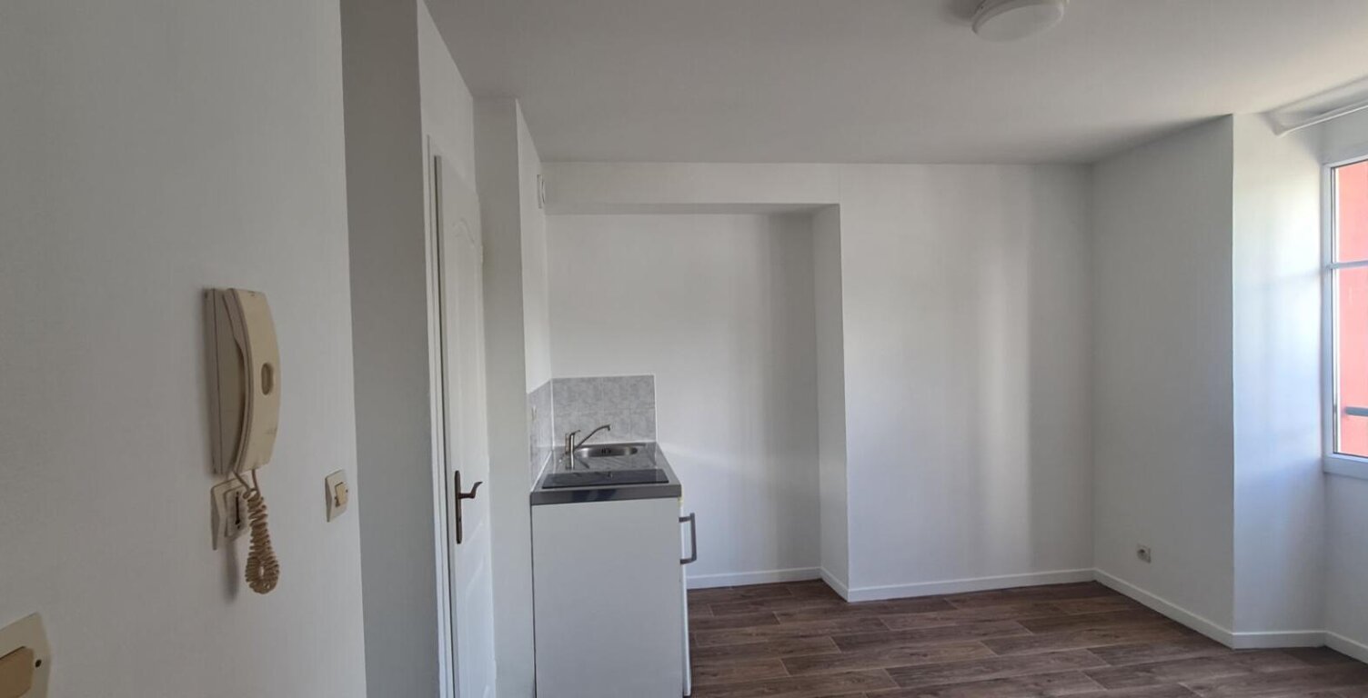 Appartement Nantes 1 P . 16.11 M² . Salle d'eau avec toilettes — photo 1