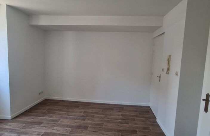 Appartement Nantes 1 P . 16.11 M² . Salle d'eau avec toilettes — photo 3
