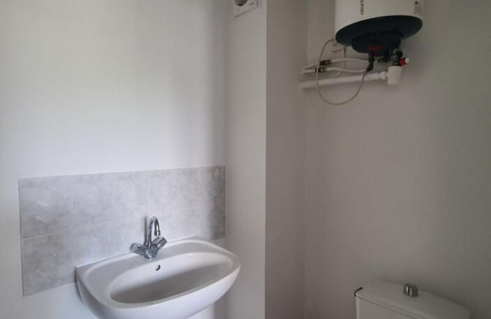 Appartement Nantes 1 P . 16.11 M² . Salle d'eau avec toilettes — photo 5