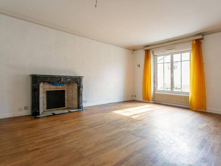 Maison La Chapelle Heulin Centre 9 P . 5 Chs . 216 M² . T 565 M² . Dépendances . Caves — photo 1