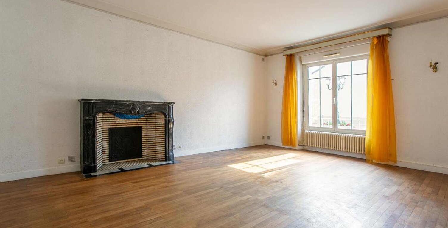 Maison La Chapelle Heulin Centre 9 P . 5 Chs . 216 M² . T 565 M² . Dépendances . Caves — photo 1