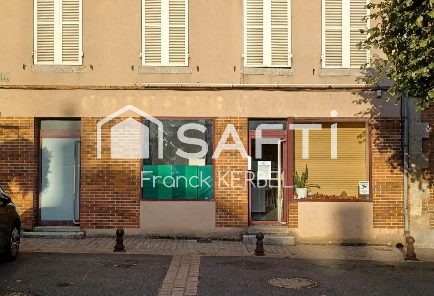 Maison, immeuble en plein bourg de Bellegarde. — photo 1