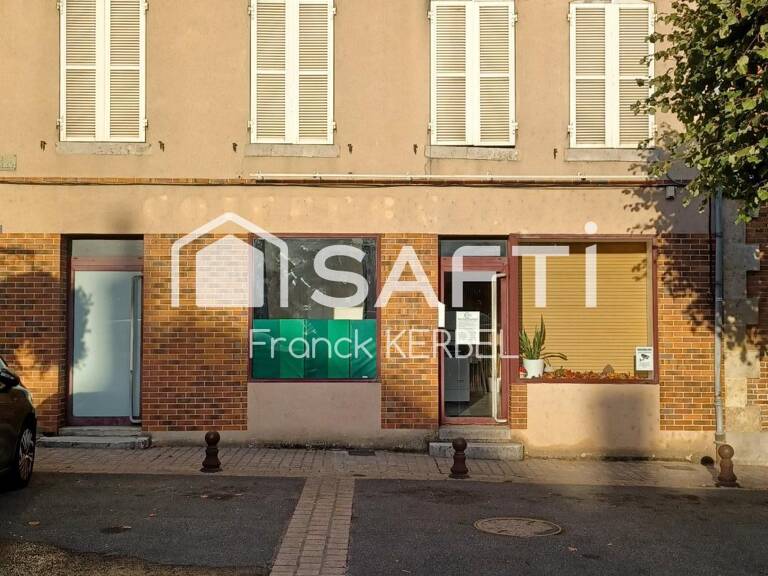 Maison, immeuble en plein bourg de Bellegarde. — photo 1