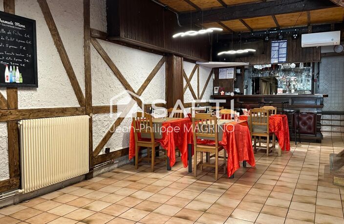 Immeuble à fort potentiel avec terrasse et stationnement. — photo 2
