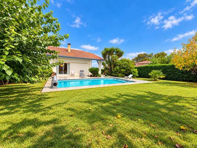 Maison de 165 m² avec jardin et piscine — photo du bien
