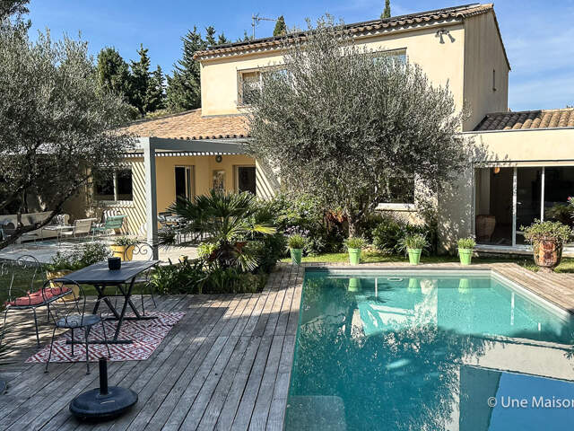 Maison contemporaine avec piscine et garage à Villeneuve les avignon — photo du bien