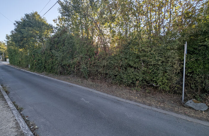 BESSINES beau terrain de 1200 m2 avec hangar — photo 3