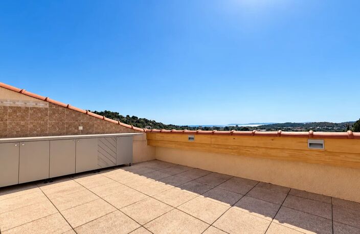 APPARTEMENT 3 PIÈCES VUE MER PROCHE DES COMMERCES — photo 3