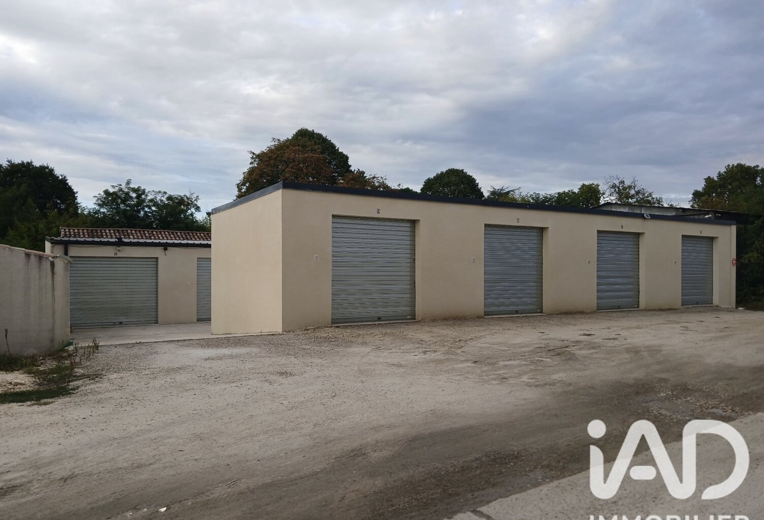 Vente Garage 373 m&sup2; — photo 1