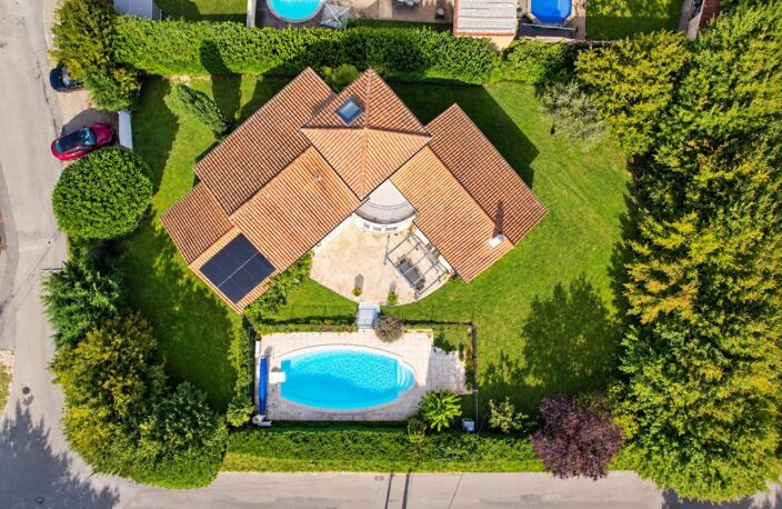 Maison de 200m² sur 1500m² de terrain avec piscine chauffée dans quartier résidentiel — photo 2