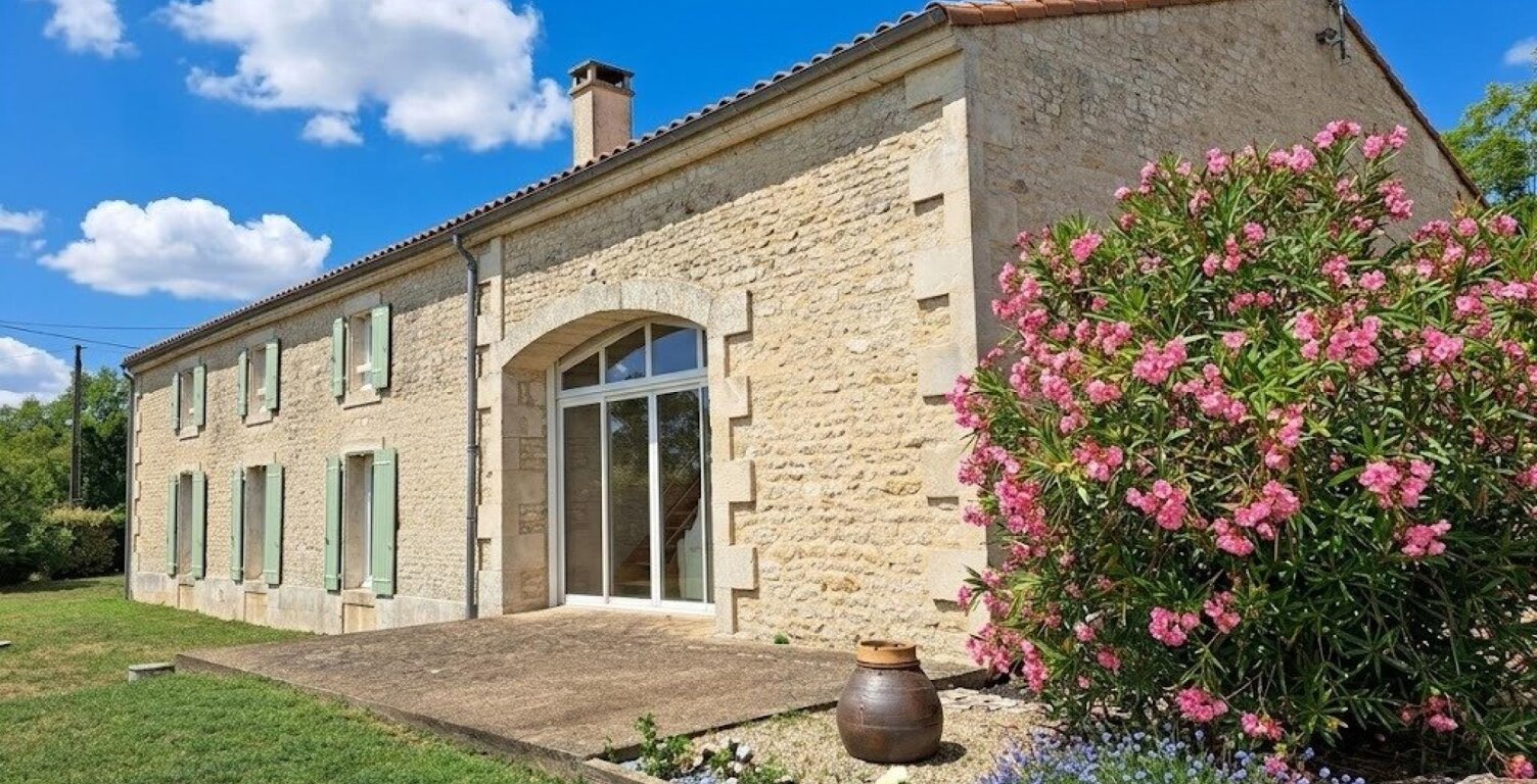 Belle maison en pierres — photo 1