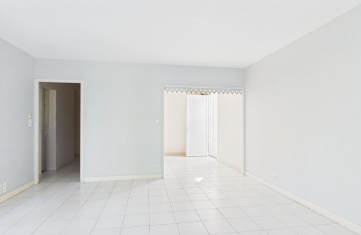 Maison de plain-pied  130 m²  2 chambres  Garage, préau et jardin sans vis-à-vis — photo 3