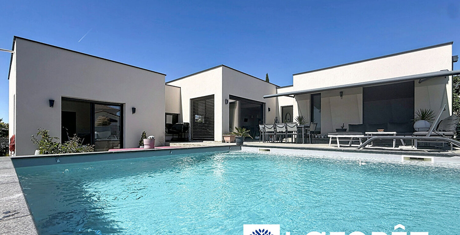 RUY ? Maison contemporaine de plain-pied avec piscine et vue dégagée — photo 1