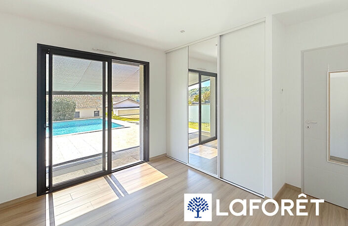 RUY ? Maison contemporaine de plain-pied avec piscine et vue dégagée — photo 3