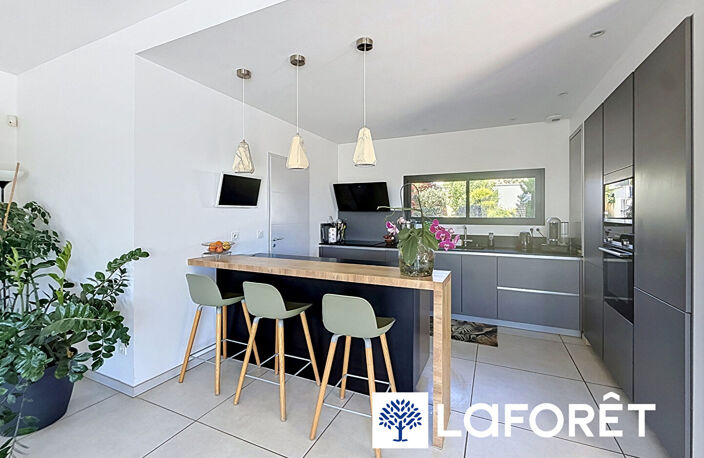 RUY ? Maison contemporaine de plain-pied avec piscine et vue dégagée — photo 4