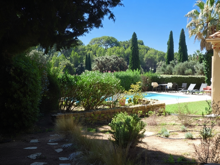 SAINT-CYR-SUR-MER   MAISON AVEC PISCINE A PROXIMITÉ  DU VILLAGE — photo 1