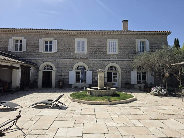 LE CASTELLET   PROPRIÉTÉ DE MAÎTRE DE 420 M2 AVEC TERRAIN CONSTRUCTIBLE, UN BIEN RARE À FORT POTENTIEL — photo du bien