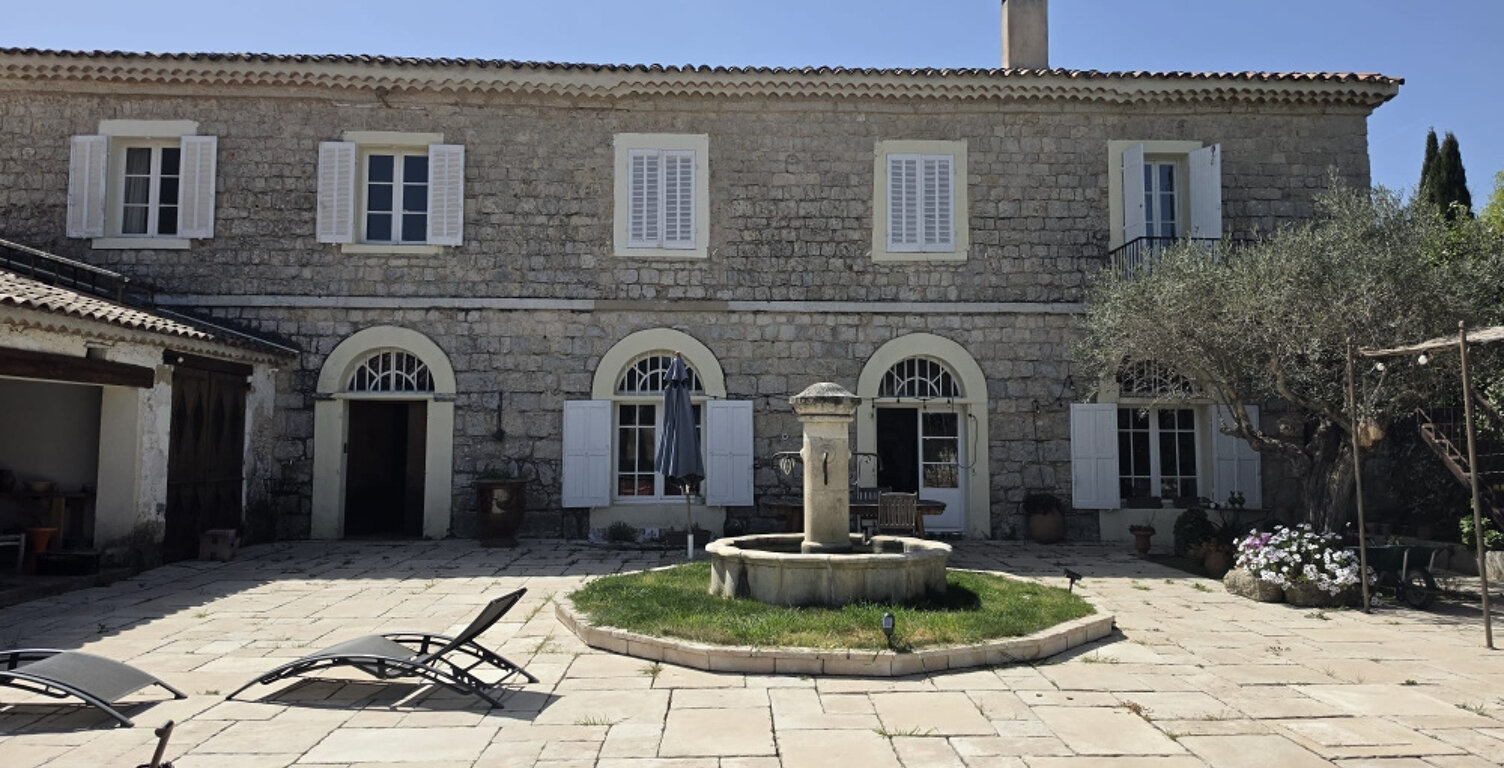 LE CASTELLET   PROPRIÉTÉ DE MAÎTRE DE 420 M2 AVEC TERRAIN CONSTRUCTIBLE, UN BIEN RARE À FORT POTENTIEL — photo 1