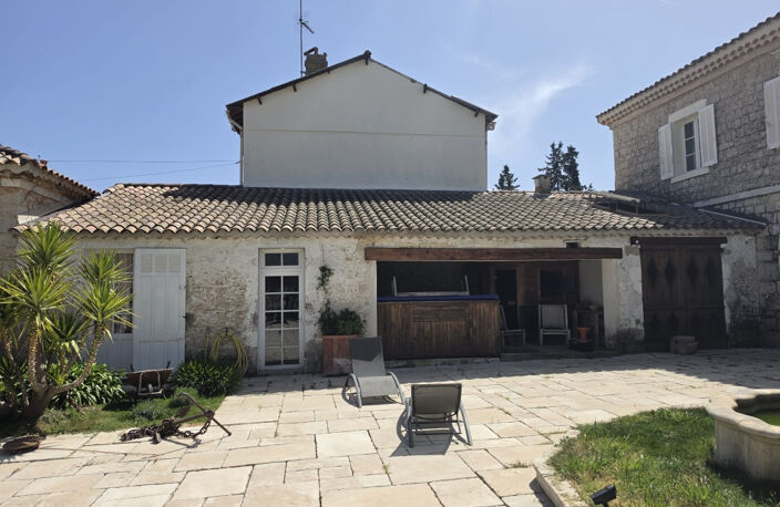 LE CASTELLET   PROPRIÉTÉ DE MAÎTRE DE 420 M2 AVEC TERRAIN CONSTRUCTIBLE, UN BIEN RARE À FORT POTENTIEL — photo 3
