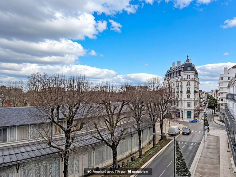 VICHY – FACE AU PARC DES SOURCES – APPARTEMENT F2 AVEC BALCON, ASCENSEUR ET CAVE — photo 1