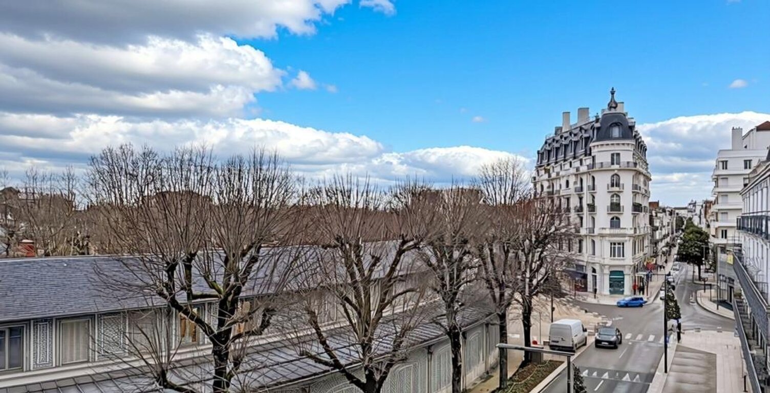 VICHY – FACE AU PARC DES SOURCES – APPARTEMENT F2 AVEC BALCON, ASCENSEUR ET CAVE — photo 1
