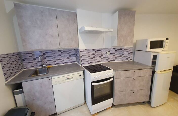 A vendre 1 studio (20,15 m2) et 1  deux pièces (33,05 m2) à 83190 Ollioules, meublés et tout équipé — photo 3