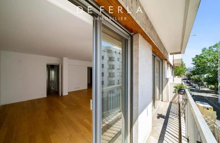 Paris XVᵉ – Appartement familial traversant avec doubles balcons et parking — photo 3