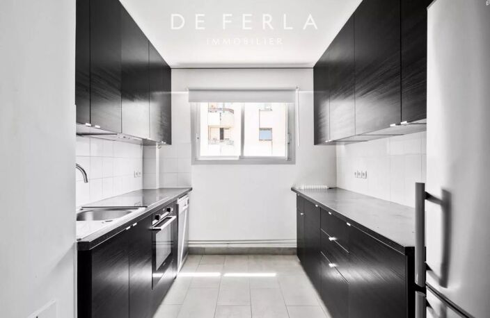 Paris XVᵉ – Appartement familial traversant avec doubles balcons et parking — photo 5