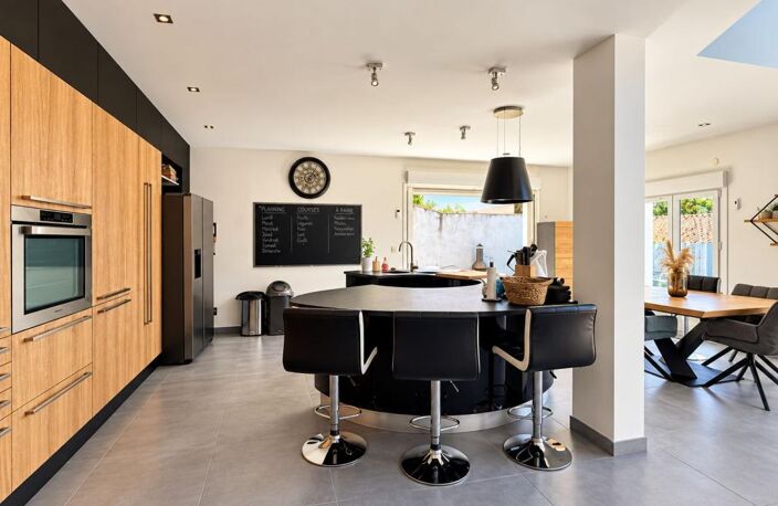 Castries · Maison d'architecte de 203 m² avec piscine — photo 4