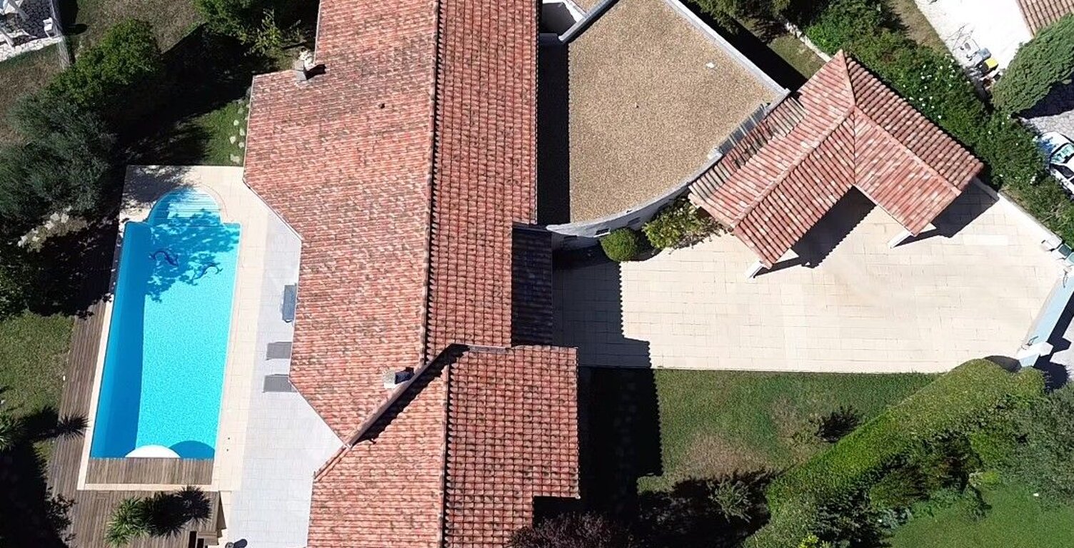 Villa familiale de plain pied avec piscine et jardin arboré — photo 1