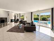 Villa familiale de plain pied avec piscine et jardin arboré — photo 4