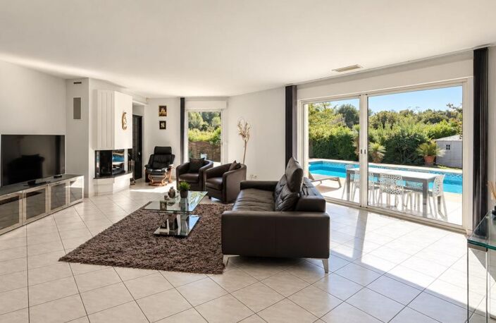 Villa familiale de plain pied avec piscine et jardin arboré — photo 4