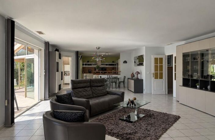 Villa familiale de plain pied avec piscine et jardin arboré — photo 5