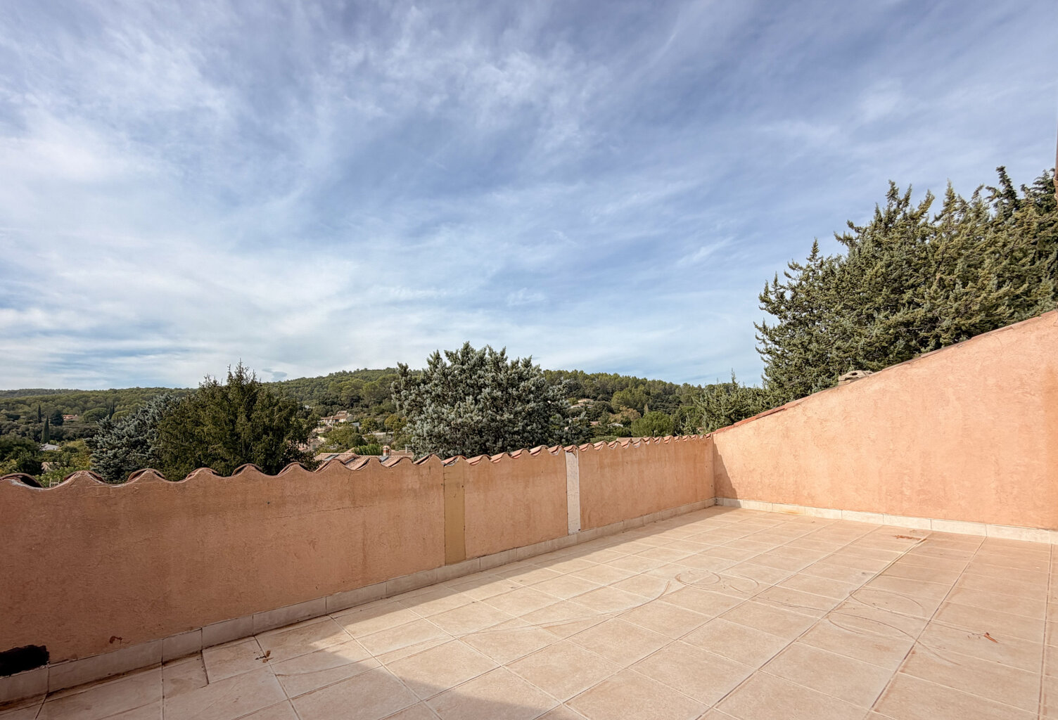 PIGNANS   T4 DERNIER ÉTAGE AVEC TERRASSE DE 28 M2 ET GARAGE — photo 1