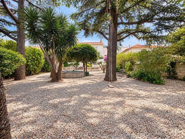 Toulon Brunet – Maison de caractère 1920 de 5 chambres avec jardin au calme, terrasse plein sud et prestations impeccables — photo du bien