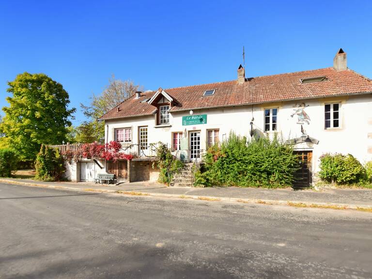 Maison de 177 m2 avec terrain de 2408 m2, avec licence IV, à LA CHAPELLE SOUS UCHON (71) — photo 1