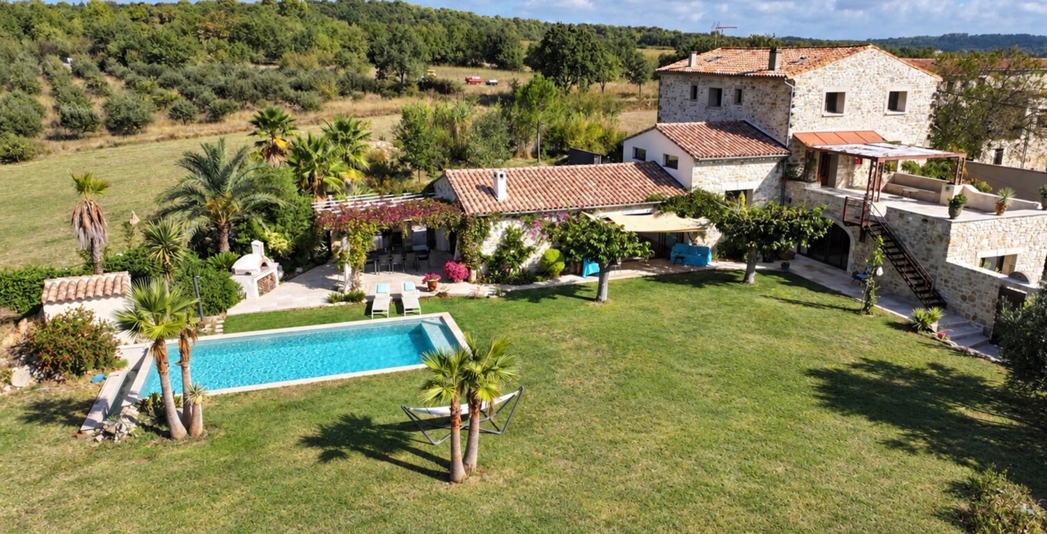 Entre Uzès et Nîmes – Mas de caractère 360 m², piscine, 1,7 ha et vignes  Maison à vendre 9 pièces  (30) — photo 1