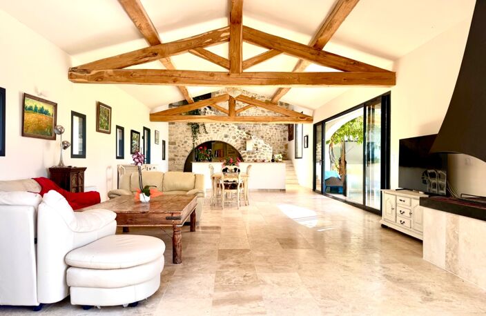 Entre Uzès et Nîmes – Mas de caractère 360 m², piscine, 1,7 ha et vignes  Maison à vendre 9 pièces  (30) — photo 4