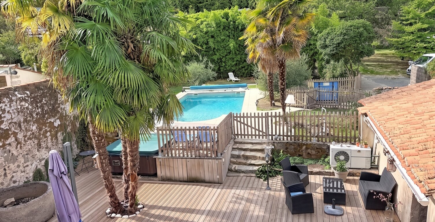 Maison à vendre 10 pièces PARTHENAY (79) - 306 m² - 6 ch - terrain 1496 m² - piscine — photo 1