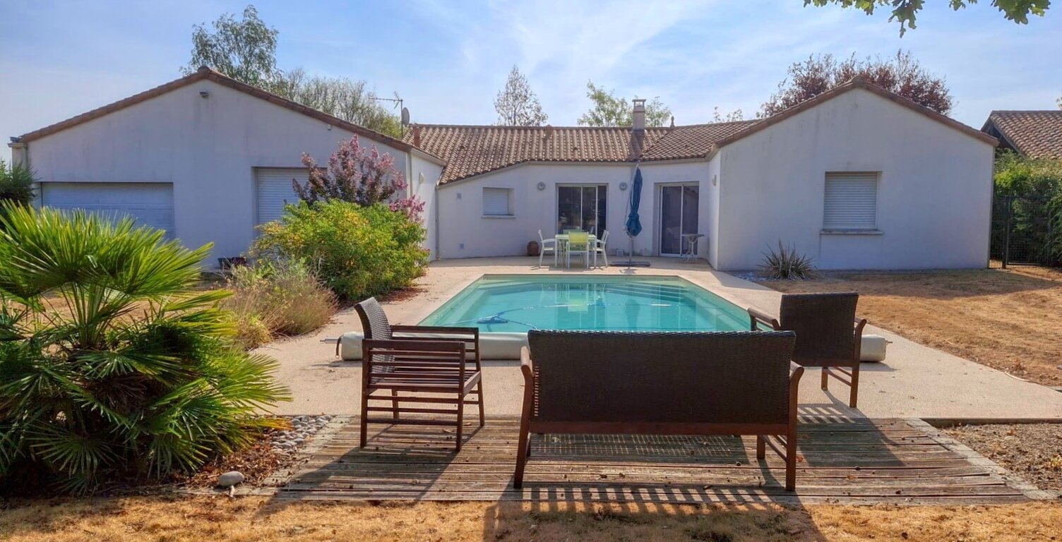 Maison de plain-pied offrant 4/5 chambres avec piscine sur 2000 m² aux BROUZILS (85) — photo 1