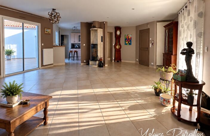 Maison de plain-pied offrant 4/5 chambres avec piscine sur 2000 m² aux BROUZILS (85) — photo 3