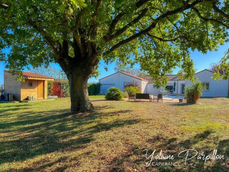Maison de plain-pied offrant 4/5 chambres avec piscine sur 2000 m² aux BROUZILS (85) — photo 1