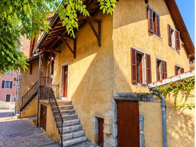 ANNECY (74) - MAISON mitoyenne 90 m2 + combles + dépendances — photo du bien