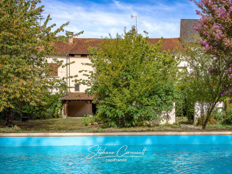 Au coeur de Paussac-et-Saint-Vivien, maison de caractère avec piscine — photo 1
